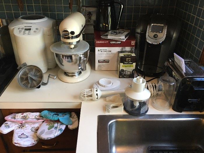 Small Kitchen Appliances, Kitchenaid, Kerig Machine, Bread Machine 