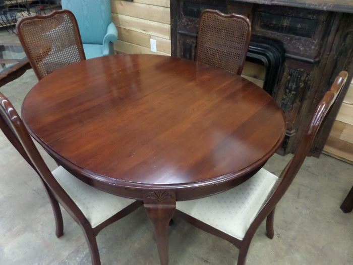 DAVIS FURNITURE COMPANY TABLE, 4 CHAIRS, 2 LEAVES