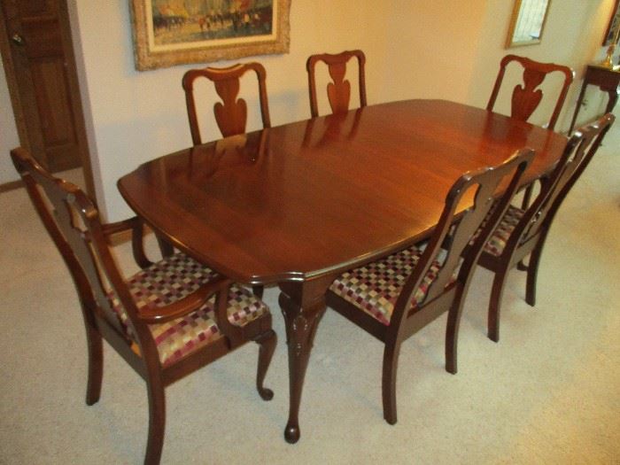 Pennsylvania House cherry dining set with two leaves, two captain chairs, four side chairs & full table pads