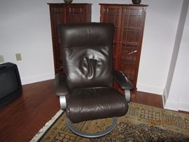 LAFER BROWN LEATHER RECLINER (RETAILS OVER $2000!!)