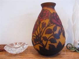 ART GLASS VASE