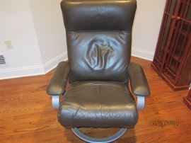 BROWN LEATHER RECLINER