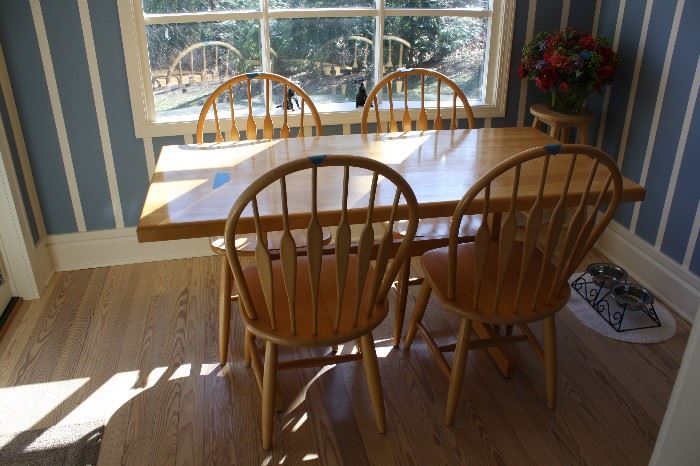 WOOD TABLE N 4 CHAIRS