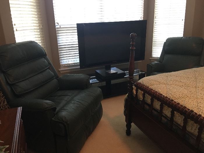 Pair of matching leather recliners 