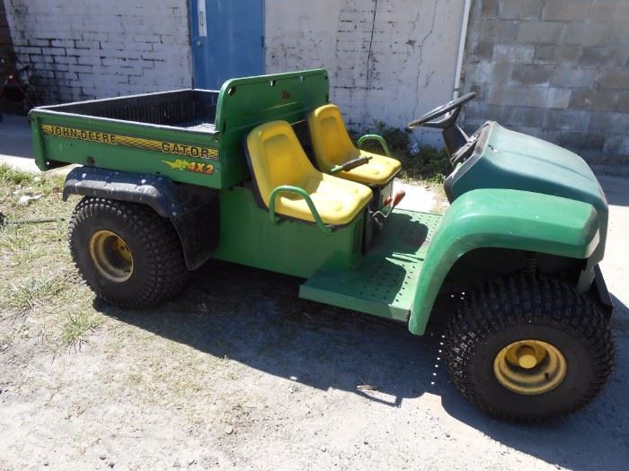 john deer gator 4x2 - works well