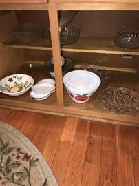 KITCHENWARE AND GLASSWARE