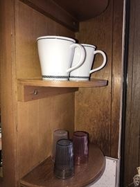 KITCHENWARE AND GLASSWARE