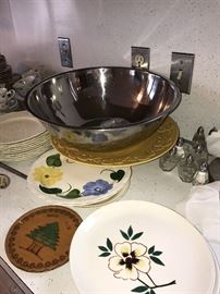 KITCHENWARE AND GLASSWARE