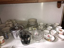 KITCHENWARE AND GLASSWARE