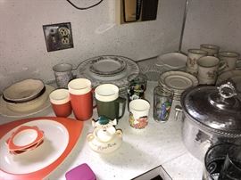 KITCHENWARE AND GLASSWARE