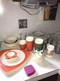 KITCHENWARE AND GLASSWARE