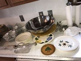 KITCHENWARE AND GLASSWARE