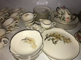 KITCHENWARE AND GLASSWARE