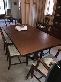 SOLID WOOD DINING TABLE WITH LOTS OF EXTRA LEAVES AND 6 CHAIRS