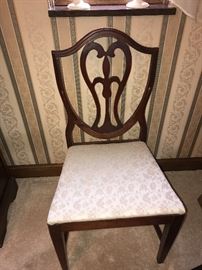 SOLID WOOD DINING TABLE WITH LOTS OF EXTRA LEAVES AND 6 CHAIRS