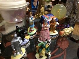 Wizard of Oz    Trinket box  Dorothy, Scarecrow, Cowardly Lion, and more 