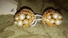Pearl ear rings