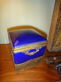 Vintage music box/jewelry box, porcelain ( needs some work)