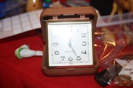 Travel clock and it works
