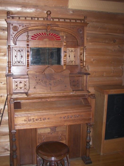 Antique Pump Organ (works)