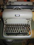 VINTAGE ROYAL TYPEWRITER