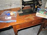 VINTAGE SINGER SEWING MACHINE & CABINET