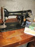 VINTAGE SINGER SEWING MACHINE & CABINET