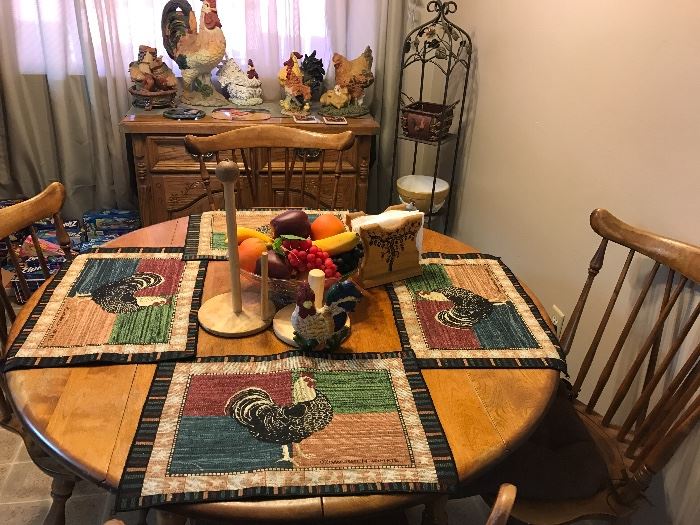 Dining table
Rooster decor