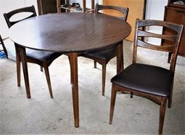 Round Dining Table w/4 Chairs