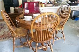 Nice (new) round oak table with 4 chairs