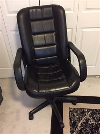 nice office chair, in very good condition 