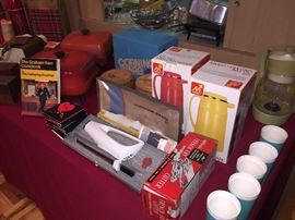 So many vintage housewares!