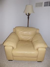 OVERSTUFFED CHAIR (BUTTER CREAM)