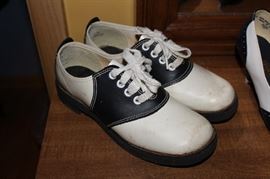 Vintage ladies saddle shoes; size 6