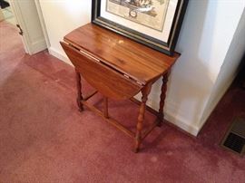 #81 drop side round end table 21x21 $75 
