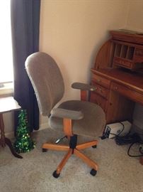 #44 brown desk chair $20 