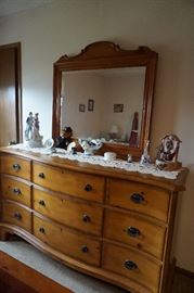 Queen Size bed w/matching night stand and dresser/wmirror