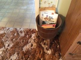 Bucket magazine holder on legs - LR