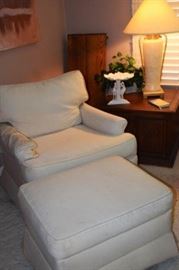 OffWhite Easy Chair wOttoman