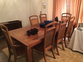 lovely set 8 chairs goes with china cabinet