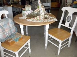 COTTAGE STYLE BREAKFAST NOOK TABLE AND CHAIR SET 
