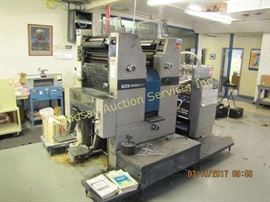 Ryobi Mod: 522PF Print Press
Working unit. Has manuals. Has spray powder. Has 3 paper dollys. Has 31 extra rollers. Ryobi RP22 hand punch has 23x68x53 metal storage cabinet w/ extra parts and pieces. There will be an extended removal for lots 5, 12, 50 & 52. You may contact the following for moving: Olinger Rigging & Machinery Moving 816-231-4922 or mwhite@olingerheavyhauling.com Huddleston Machinery Moving, LLC 816-231-4147 or liftit@hmmkc.com