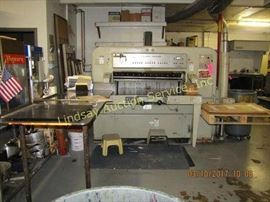 Ersatzteile Polar 115 paper cutter w/ manual Mod:
115CE Mach#: 4831351, V 235 A 21.7 HZ cycl 60 3 phase, has 30x84 side table, has hydraulic paper lift, has Genesis safety trimmer, has approx. 4 extra blades, box of tools & holders There will be an extended removal for lots 5, 12, 50 & 52. You may contact the following for moving: Olinger Rigging & Machinery Moving 816-231-4922 or mwhite@olingerheavyhauling.com Huddleston Machinery Moving, LLC 816-231-4147 or liftit@hmmkc.com