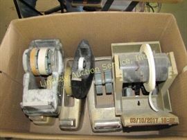 1 box of 7 tape dispensers