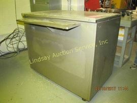 Art Metal file box on wheels 31x49x42
5 has key & shelf (CONTENTS NOT INCLUDED)