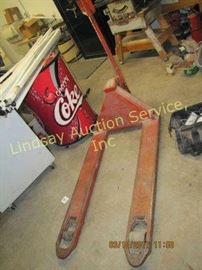 BT lifters pallet jack Mod: BTE 2000 U, (not working needs seal)