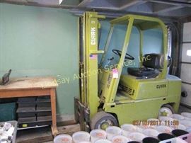 Clark warehouse forklift Mod: C500, 5000lb, has
power steering, side shift, 1 fuel tank, 7451 hrs showing