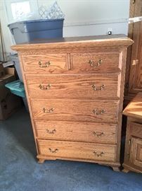 Amish chest of drawers solid oak entire queen size set VERY NICE condition. 