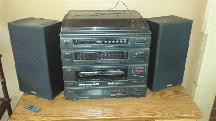 Sanyo Stereo system w/turntable and speakers