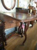 Gate leg table with swing out leg